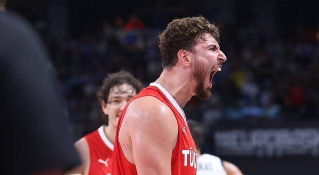 关于字母哥焦点对战，塔图姆与60激战篮网分钟，表现优异胜负难料！观众掌声雷动的信息